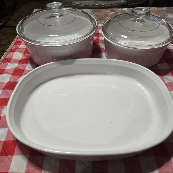 A 3-piece set of white CorningWare French White casserole dishes with glass lids - Picture 3 of 4